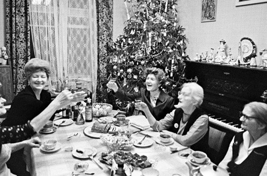  «Разве плохо было?»: как выглядел новогодний стол обычной советской семьи?