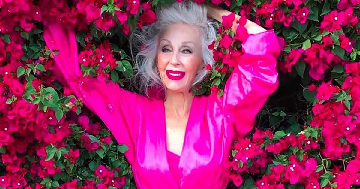 “Φωτεινή και Όμορφη”: Η 74χρονη Εναλλακτική Μόδας Έδειξε Πώς Θα Έπρεπε να Είναι μια Γυναίκα της Ηλικίας της!