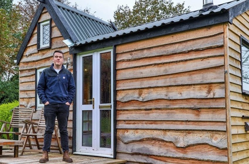  Ένας έφηβος κατασκεύασε ένα μικρό σπίτι από ανακυκλωμένα υλικά: Το αποτέλεσμα είναι πραγματικά εκπληκτικό!
