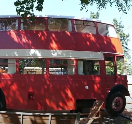 “Φαίνεται Εντυπωσιακό”: Ένας άνδρας αγόρασε ένα παλιό διώροφο λεωφορείο και το ανακαίνισε σε ένα διασκεδαστικό μικρό σπίτι!