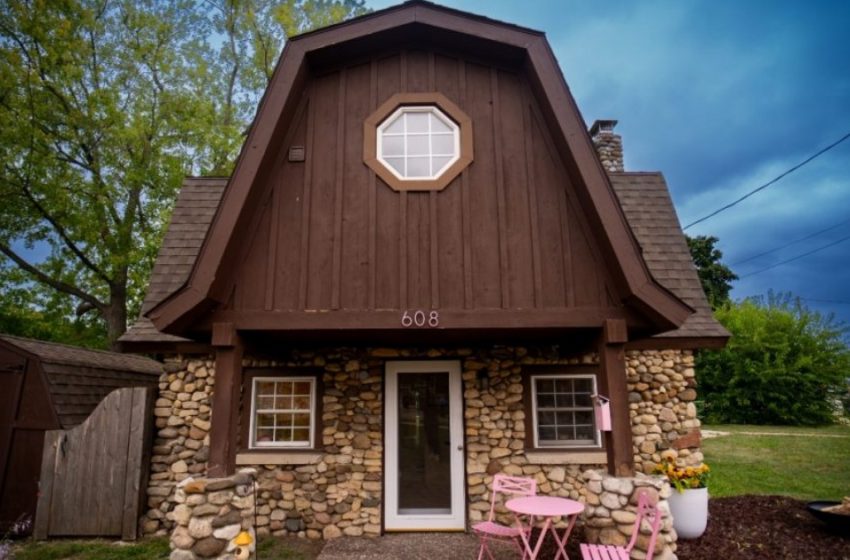  «Μικρό Σπίτι με Άρωμα Μπάρμπι»: Ένα Κορίτσι Ανακαίνισε το Παλαιό Σπίτι, Μετατρέποντάς το στο Ονειρεμένο Σπίτι της Μπάρμπι!