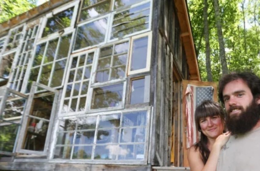  “Μοναδικό Και Όμορφο”: Ένα Ζευγάρι Έχτισε Ένα Σπίτι Στην Άγρια Φύση Από Παράθυρα!