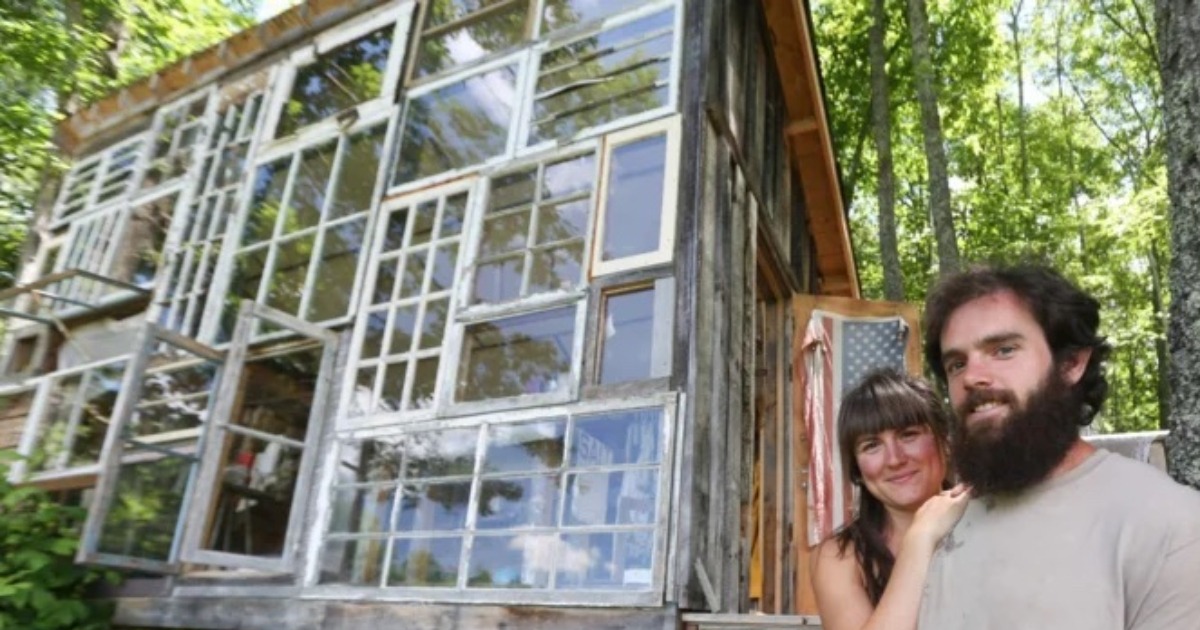 “Μοναδικό Και Όμορφο”: Ένα Ζευγάρι Έχτισε Ένα Σπίτι Στην Άγρια Φύση Από Παράθυρα!