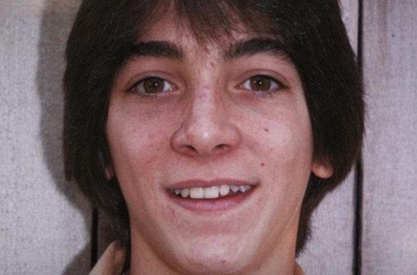  Αυτός ο ειδωλοποιός των 80s υπέστη την απώλεια ενός δίδυμου και στηρίζει τη σύζυγό του: Πώς φαίνεται τώρα στα 64 του;