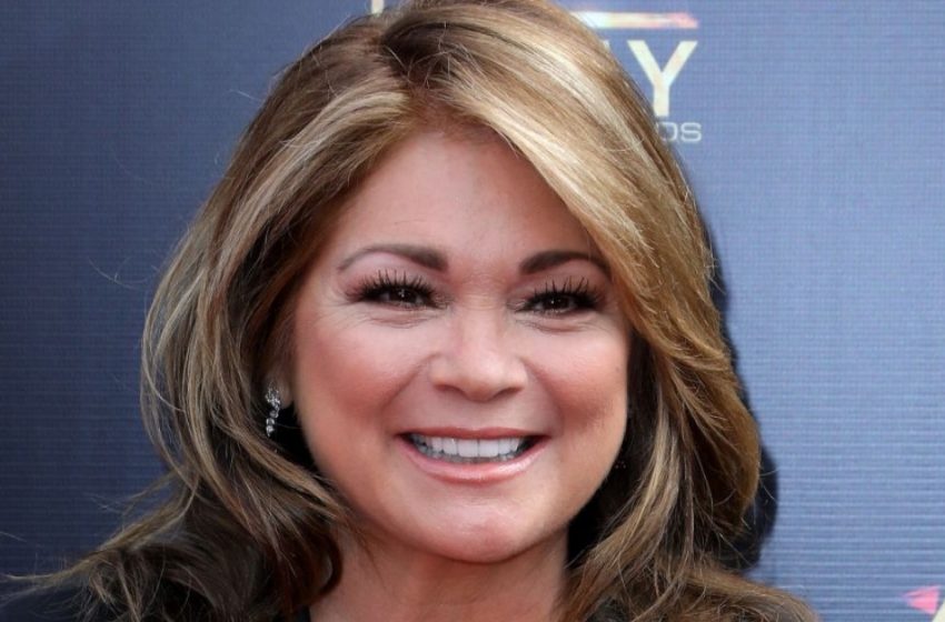  Υπέρβαρη Σταρ με Μωβ Μαγιό: Η 63χρονη Valerie Bertinelli Έδειξε τις Πικάντικες Πόζες της στην Πισίνα!