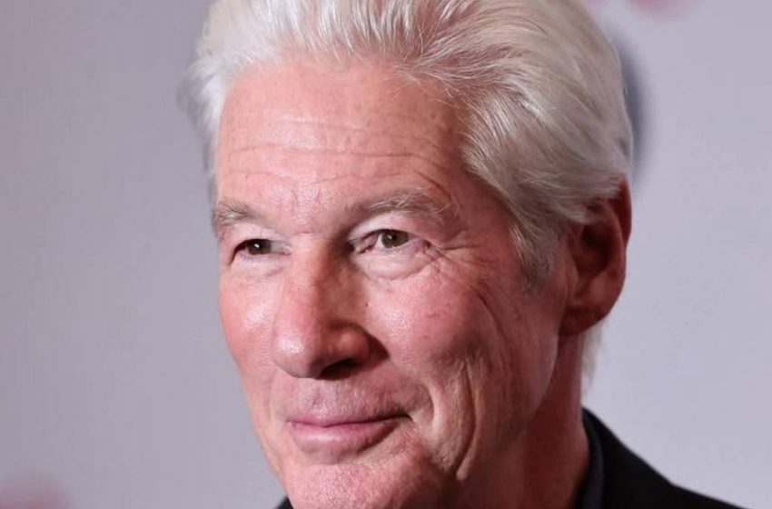 Ο Richard Gere, στα 75 του, Συνεχίζει να Τραβάει τα Βλέμματα στην Παραλία – Χάρη στη Σύζυγό του που Είναι 34 Χρόνια Νεότερη! Πώς Δείχνει Σήμερα;