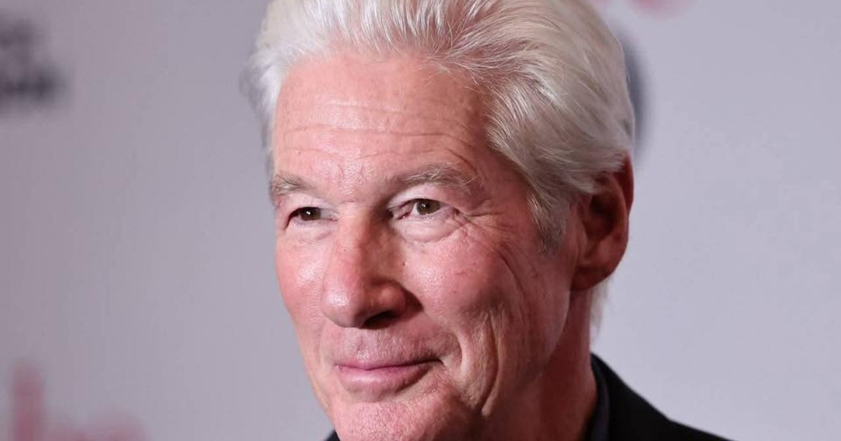 Ο Richard Gere, στα 75 του, Συνεχίζει να Τραβάει τα Βλέμματα στην Παραλία – Χάρη στη Σύζυγό του που Είναι 34 Χρόνια Νεότερη! Πώς Δείχνει Σήμερα;