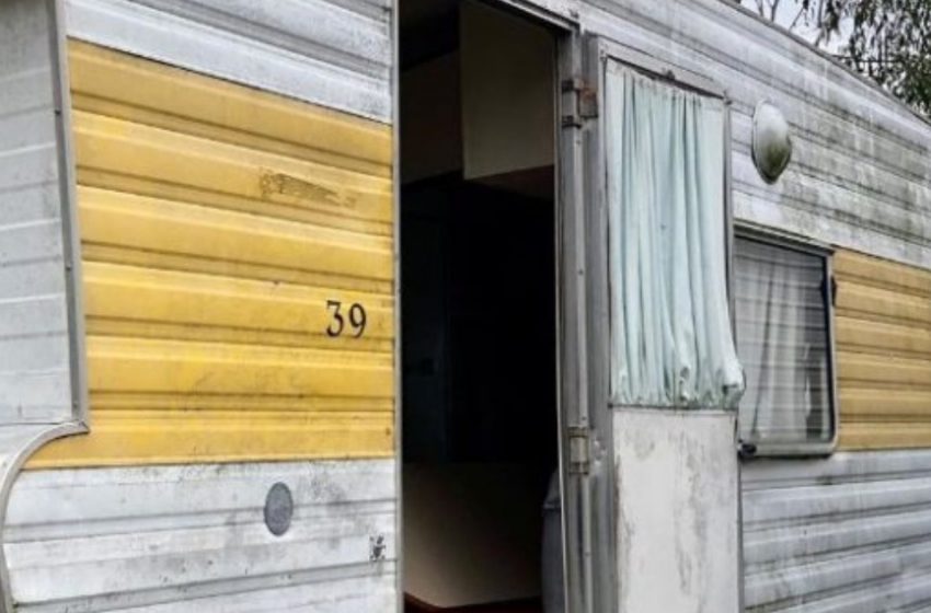  Καλοί άνθρωποι χάρισαν σε μια άστεγη γυναίκα ένα παλιό τροχόσπιτο: Η γυναίκα το μετέτρεψε σε ένα ζεστό σπιτάκι στη μέση του δάσους!