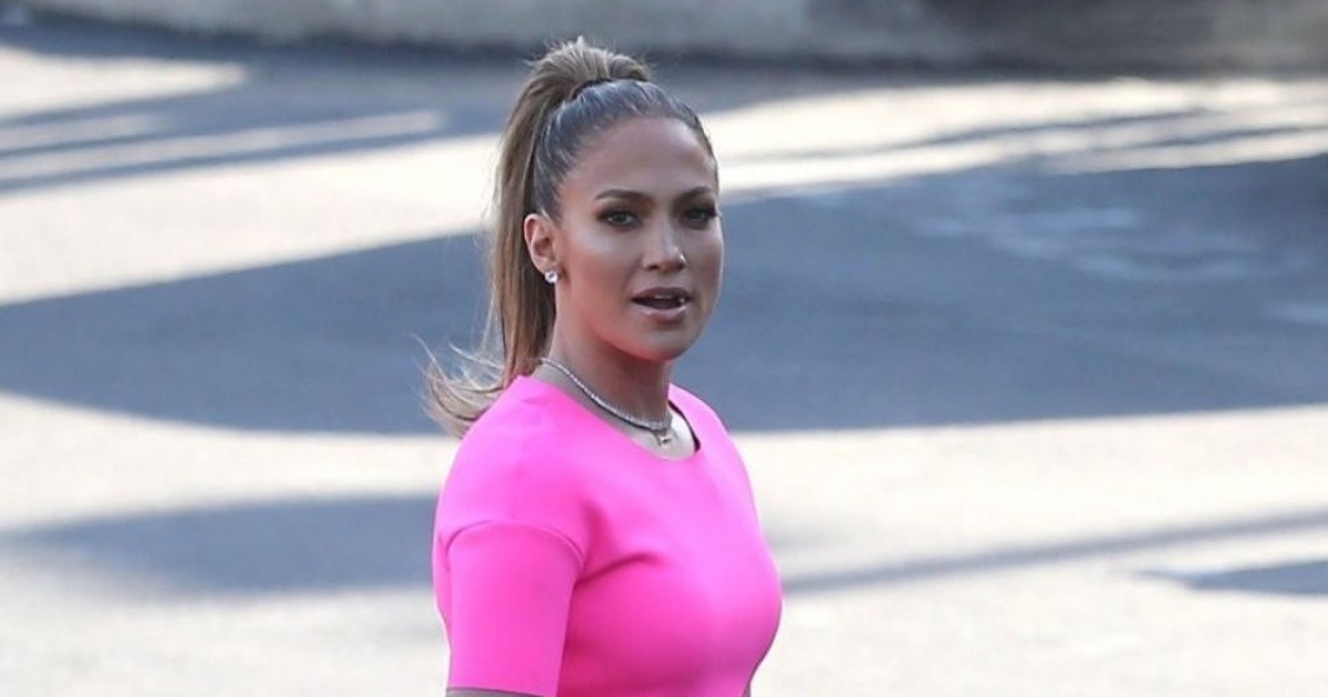 Η τολμηρή εμφάνιση της J.Lo στη σκηνή προκαλεί σύγχυση!: Οι θαυμαστές έκπληκτοι με το ντύσιμό της!