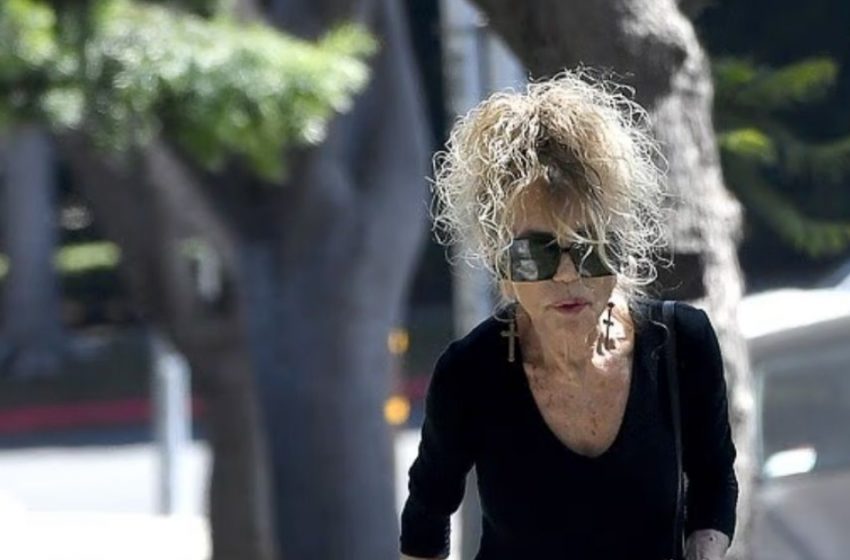  Θρύλος του Χόλιγουντ αγνώριστη σε σπάνιες φωτογραφίες παπαράτσι! Μπορείς να μαντέψεις ποια είναι;