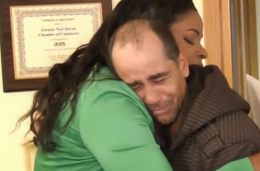  Άστεγος Επιστρέφει Επιταγή 10.000 Δολαρίων! — Η Ιδιοκτήτρια Ανταμείβει την Ειλικρίνειά του Χαρίζοντάς του Σπίτι!