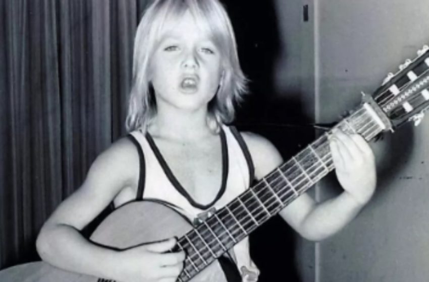  Μπορείτε Να Μαντέψετε Σε Ποιον Σταρ Της Κάντρι Ανήκει Αυτή Η Παιδική Φωτογραφία;: Η Νικόλ Κίντμαν Κάποτε Του Έσωσε Τη Ζωή