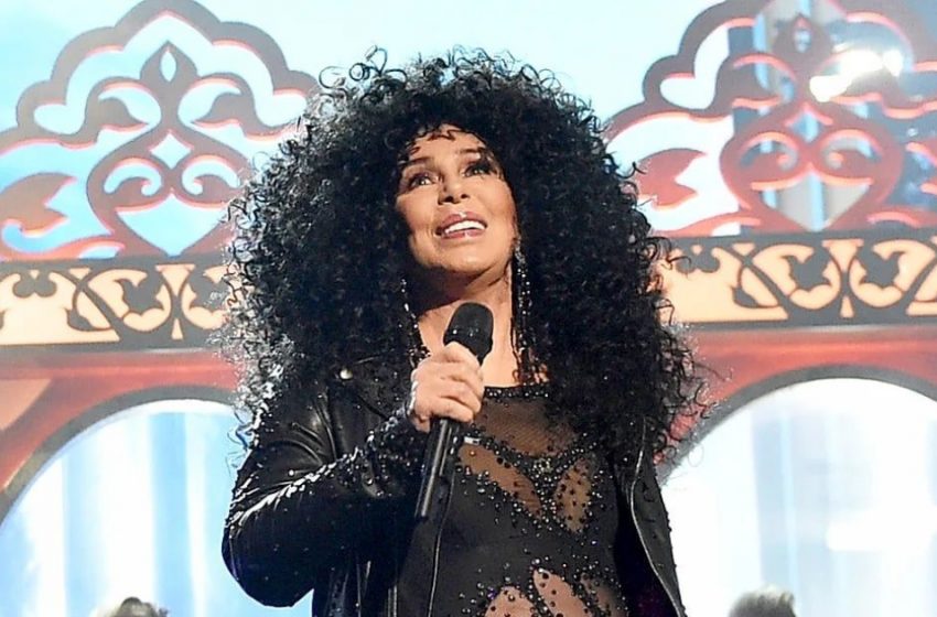  Η 79χρονη Σερ και ο 39χρονος αρραβωνιαστικός της προκαλούν έντονες αντιδράσεις!: Οι θαυμαστές τη στηρίζουν, αλλά κάποιοι λένε πως εκείνος την εκμεταλλεύεται!