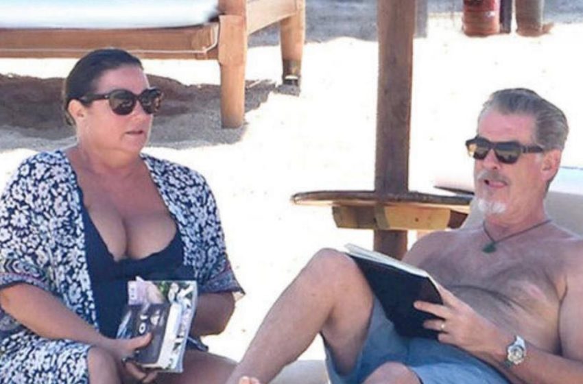 Θρυλικός γόης του Χόλιγουντ, στα μέσα της δεκαετίας των 60, φωτογραφήθηκε χωρίς μπλούζα σε ρομαντική απόδραση στην παραλία με την εντυπωσιακή σύζυγό του! Μπορείς να μαντέψεις ποιοι είναι;