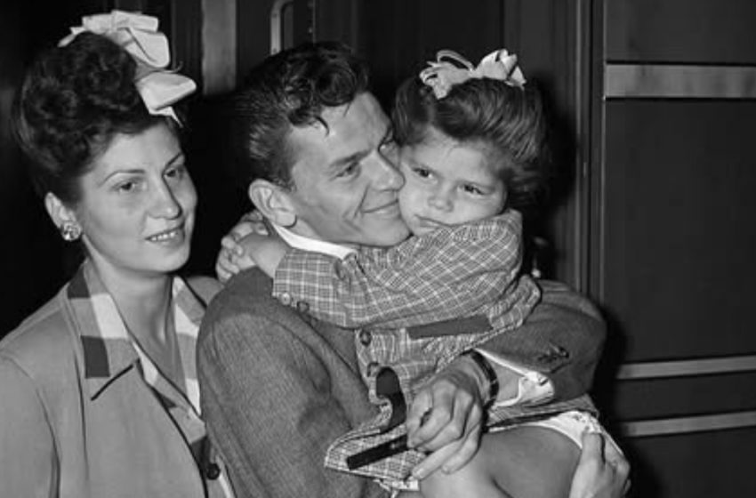  Θρυλικός τραγουδιστής με την πρώτη του σύζυγο και την κόρη τους το 1943! Μπορείς να μαντέψεις ποιοι είναι;