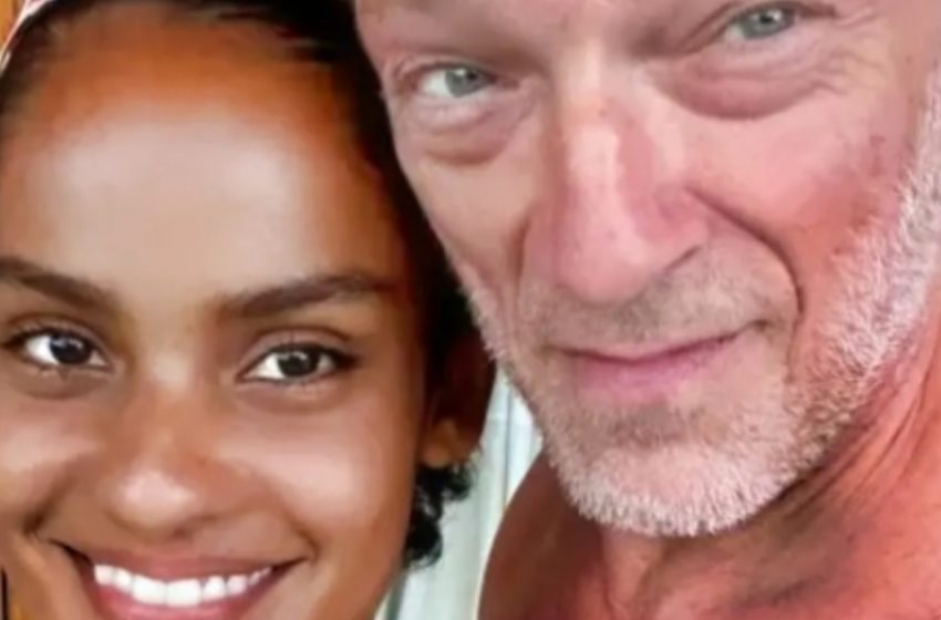  Μαμά με Μικροσκοπικό Μπικίνι και Μπαμπάς με Γκρίζα Μαλλιά!: Η 28χρονη φίλη του Κάσελ μοιράζεται οικογενειακές φωτογραφίες με τις θετές κόρες και τον γιο!