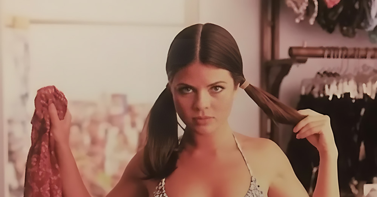 Τη θυμάσαι; Η τηλεοπτική σταρ από τη Νέα Υόρκη που πέρασε από τα καθημερινά δράματα στη θρυλική δόξα του ’90 με το κόκκινο μαγιό!