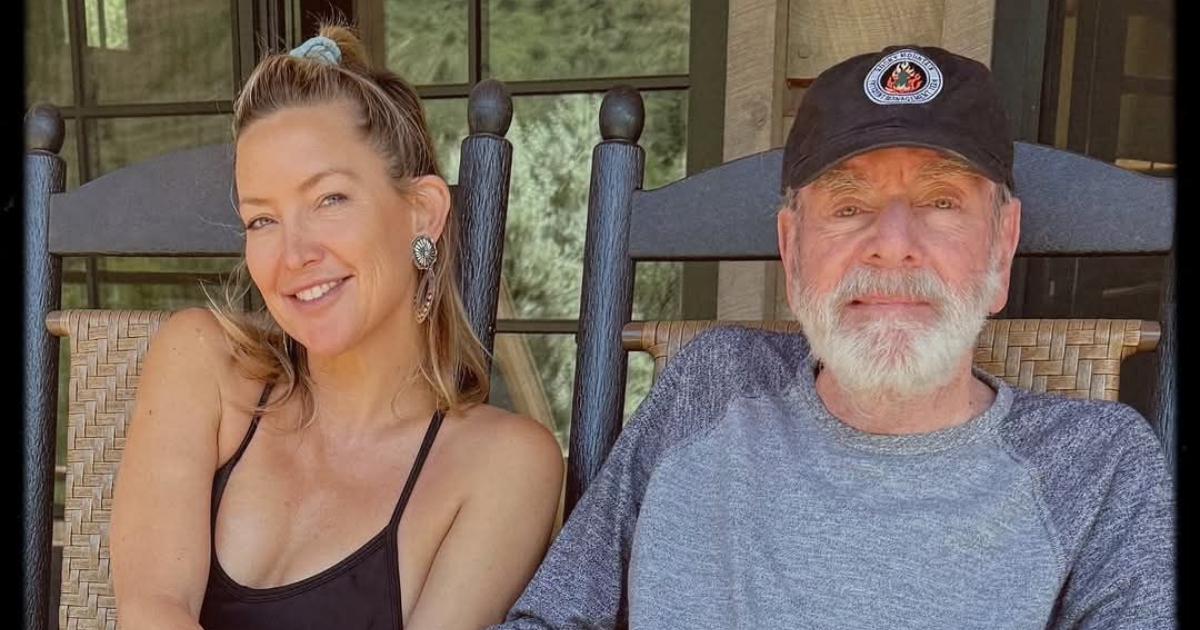 Μπορείς να τους αναγνωρίσεις; Δύο διαχρονικά είδωλα απαθανατίστηκαν μαζί σε μια σπάνια, αξέχαστη στιγμή!