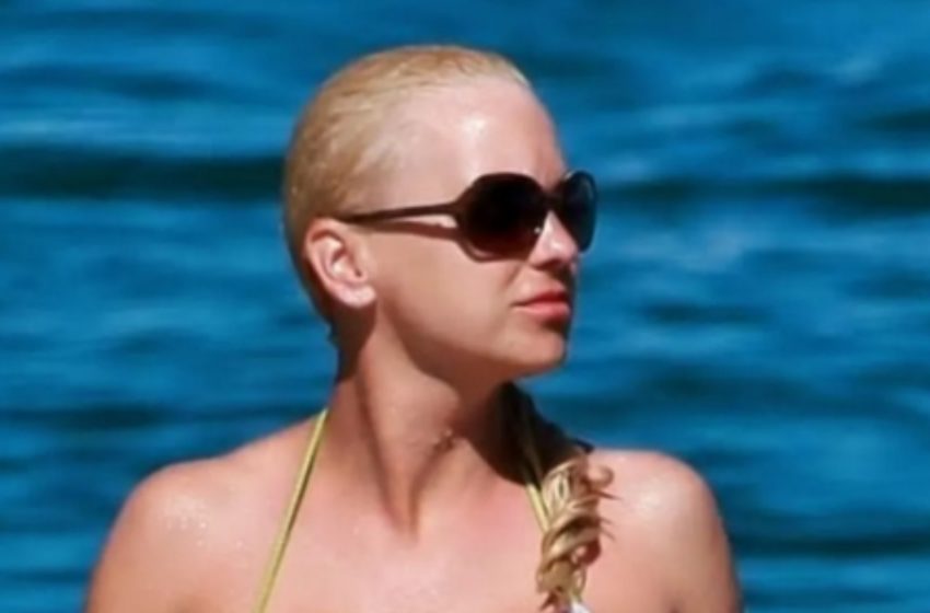  Η Αιώνια Βασίλισσα της Κωμωδίας του Χόλιγουντ που Συνεχίζει να Εντυπωσιάζει στα 49 της!: Μπορείτε να Μαντέψετε Ποια Είναι;