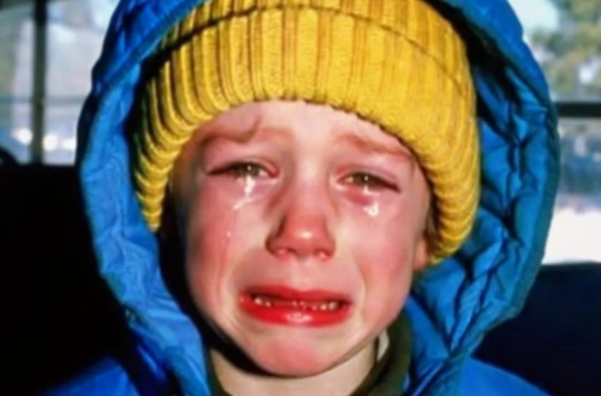  Είδα ένα μικρό αγόρι να κλαίει στο σχολικό λεωφορείο μου! Αυτό που είδα στα χέρια του με άφησε άφωνη.