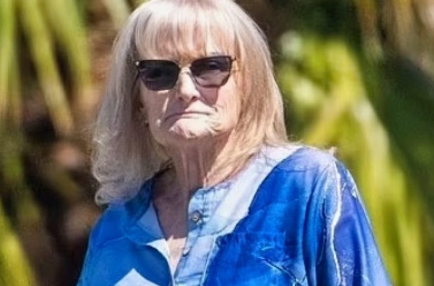  Η πρώην σύζυγος του αείμνηστου θρύλου επανεμφανίζεται στα 66 της – μετά τη μάχη της με τον καρκίνο είναι σχεδόν αγνώριστη: Μπορείς να μαντέψεις ποια είναι;