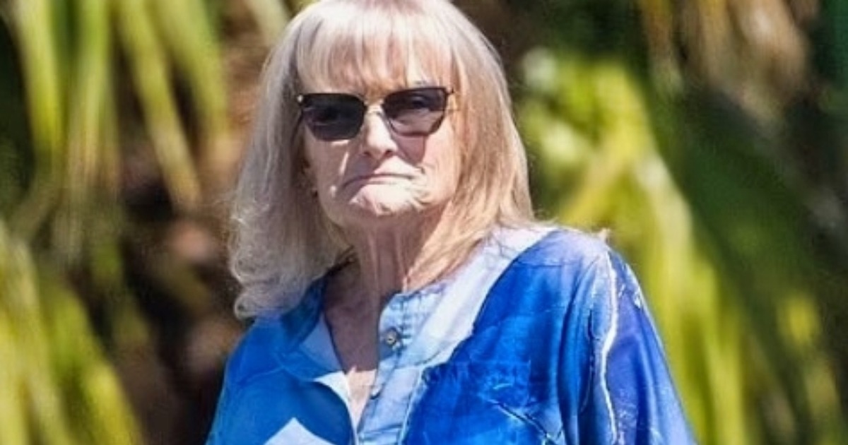 Η πρώην σύζυγος του αείμνηστου θρύλου επανεμφανίζεται στα 66 της – μετά τη μάχη της με τον καρκίνο είναι σχεδόν αγνώριστη: Μπορείς να μαντέψεις ποια είναι;