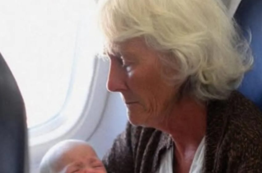  Η 3 μηνών εγγονή μου σταμάτησε να κλαίει όταν ένας άγνωστος την πλησίασε! Αυτό που συνέβη στη συνέχεια άφησε όλους άφωνους.